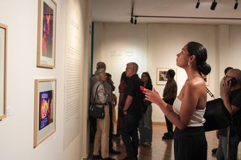Una joven disfruta de una edición de la Noche de Museos en la ciudad de Puebla / Agencia Cuartoscuro