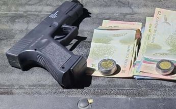 El hombre fue detenido en posesión de un arma corta y dinero en efectivo. | Cortesía
