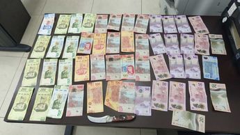Dinero en efectivo y arma blanca decomisados a los arrestados. | Cortesía