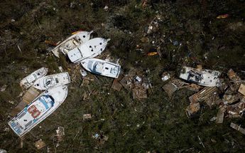 Una fotografía aérea tomada el 29 de septiembre de 2022 muestra botes arrastrados por el agua después del huracán Ian en Fort Myers, Florida / AFP