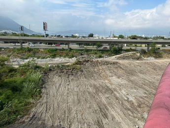 Lecho del Río Santa Catarina sin vegetación. | Pedro Delgado