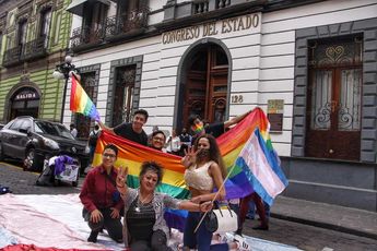 La comunidad LGBTTIQ+ afuera del Congreso de Puebla / Melanie Torres