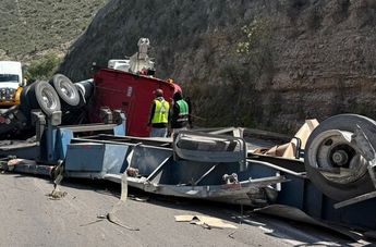 En el percance participaron únicamente dos vehículos: el tráiler de carga pesada y la camioneta particular.| Kevin Carranza