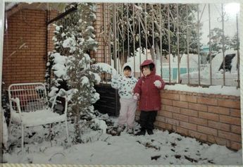 Niñas laguneras disfrutando de la gran nevada en Torreón, 1997.
