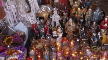 Las ofrendas más comunes a la Santa Muerte son manzanas, tequila, puros y hasta mechones de cabello | Gabriel Vigueras