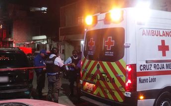 Paramédicos de la Cruz Roja atendieron al hombre lesionado y trasladado a un hospital de Monterrey. | Leyda Estrada