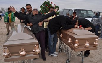 En ese éxodo estaba la familia Reyes. 36 de ellos huyeron de la zona tras el asesinato de seis integrantes de la familia. | AP