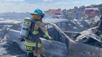 Bomberos apagando los carros calcinados | Especial
