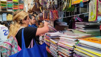 La tarjeta de Uniformes y Útiles Escolares 2025 es para el nivel básico escolar | Cuartoscuro