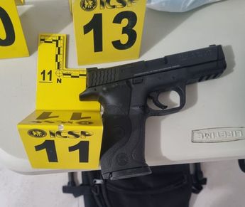 Arma corta encontrada durante el cateo a la vivienda de la colonia Nexus Residencial Sector Dorado. | Cortesía