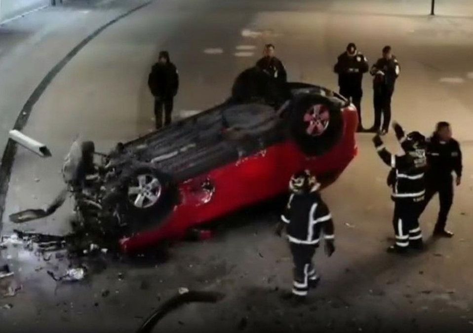 La camioneta quedó de cabeza tras volcar y caer dentro de la Glorieta de Insurgentes | Telediario