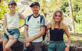 Facundo con Valentina y Mila Gómez, hijas del famoso conductor.