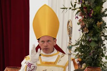 El obispo recién consagrado imparte su bendición en Ecône, Suiza, el miércoles 1 de julio de 2026. (Foto: Agencia AP | Baz Ratner)