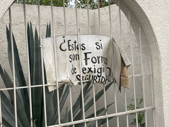 Carteles todavía cuelgan en el lugar para cuestionar el accionar de las autoridades. | Carlos Ortega