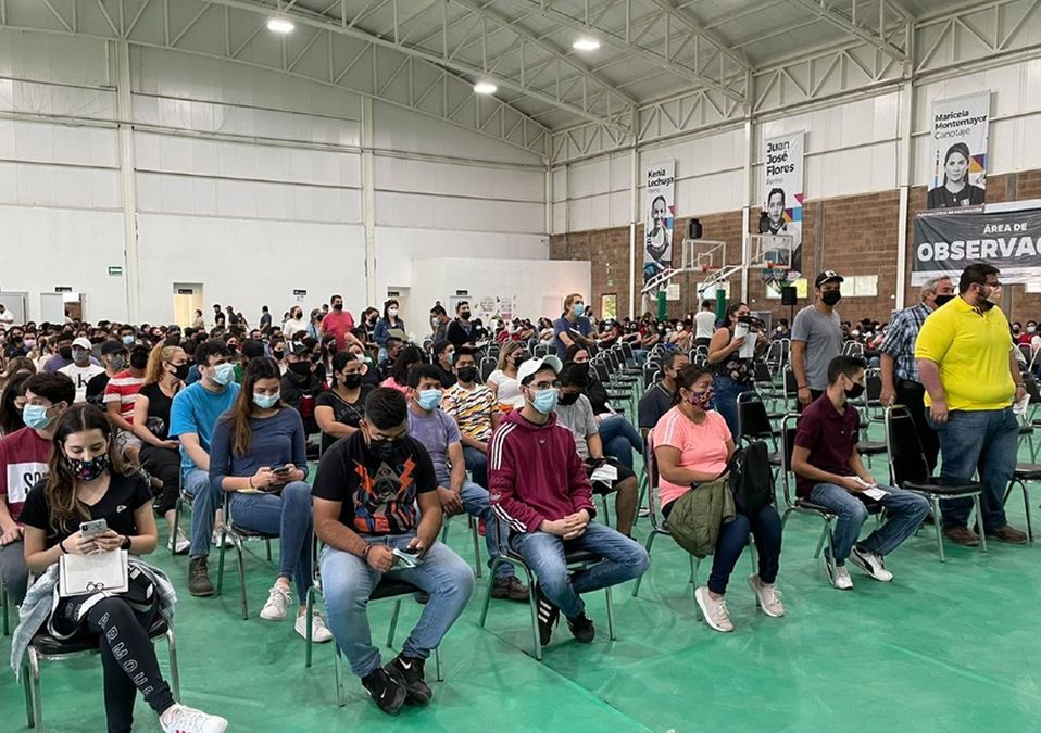 Aplican segunda dosis de vacuna anticovid para mayores de 18 en Santiago N.L. 