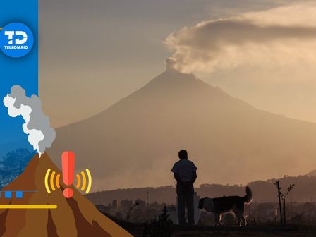 La silueta de un hombre y un perro vistas junto al Popocatépetl en un amanecer en Puebla / Agencia Es Imagen