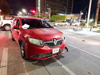La motocicleta se impactó contra el coche que no había respetado el semáforo. | Javier León