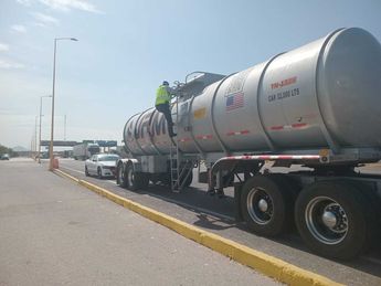 Los agentes revisaron las escotillas de los dos tanques durante el operativo.