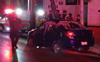 La mujer salió con vida tras volcar en Circuito Interior / Enrique Luna