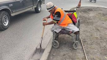 Salvador busca la manera de obtener su ingreso diario para apoyar a su familia económicamente.