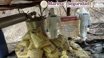 Personal de la Armada de México asegura los reactores y precursores químicos utilizados para la producción masiva de sustancias sintéticas en Durango.