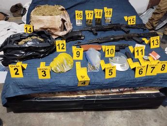 Droga y armas decomisadas durante el cateo del sábado en la colonia Industrial. | Cortesía