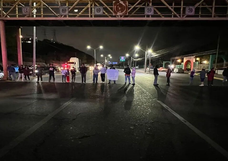 Vecinos bloquearon avenida Garza Sada por falta de energía eléctrica