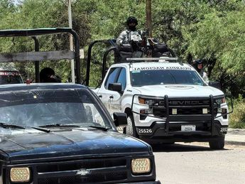 Guardia Nacional custodia un hospital donde se atiende a elementos heridos por volcadura en la Cuacnopalan-Oaxaca / Apolonia Amayo