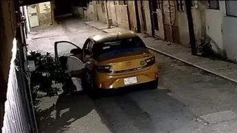 ¡Le ganó el retorcijón! Taxista defeca en callejón del Centro de Torreón y queda grabado