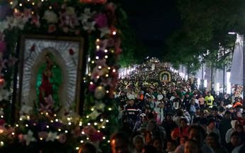 Fieles le cantan Las Mañanitas a la Virgen de Guadalupe desde la Básilica