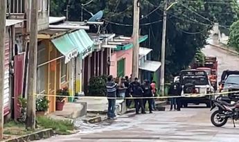 Elementos policiales amotinados en la zona donde ocurrió la balacera, en la colonia Emiliano Zapata, de Acayucan / Especial