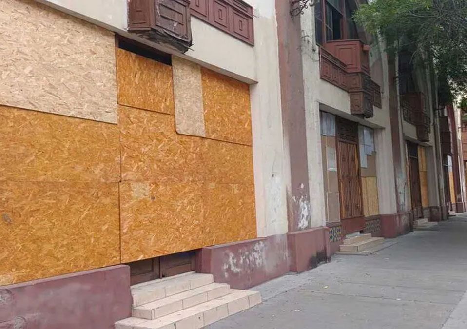 Colocan protecciones en negocios del Centro de Monterrey ante marcha del 8M