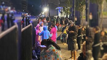 Familias en pijama afuera de la Catedral de Guadalajara / Gloria Reza