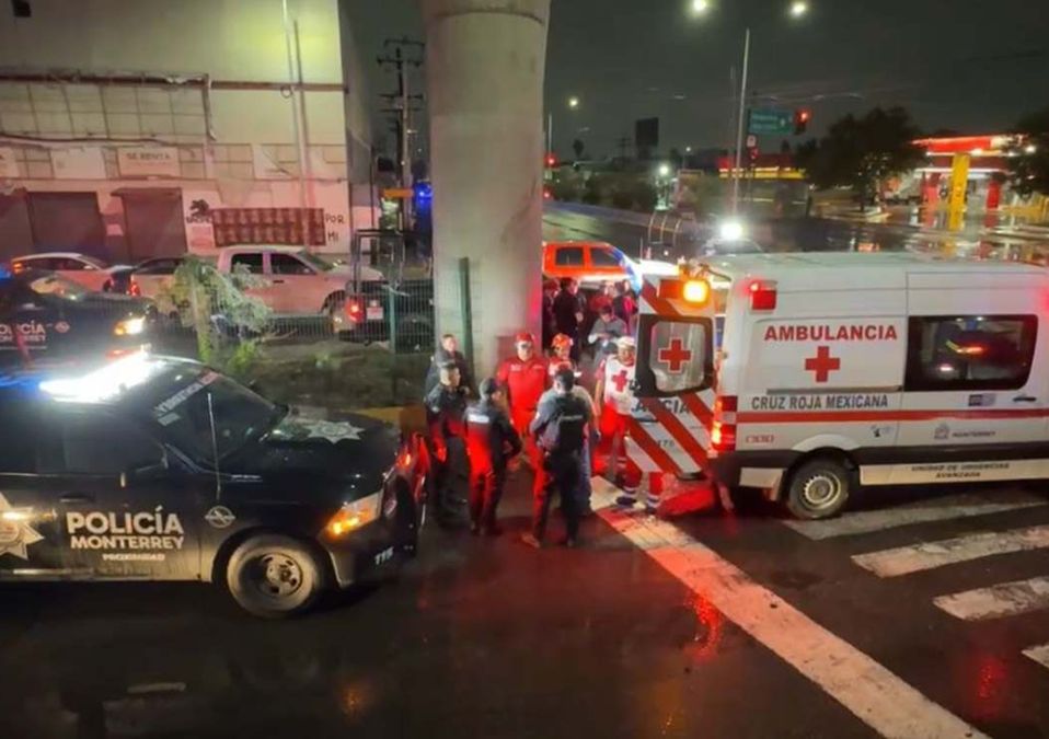 Paramédicos de la Cruz Roja trasladaron al hombre herido a un hospital de Monterrey. | Edgar Plata