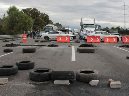 Habitantes de San Miguel Xoxtla cierran la autopista México-Puebla | Es Imagen