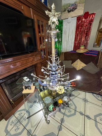 La familia trabajó cerca de 15 días para armar el árbolito.
