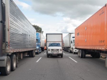 Camiones de carga detenidos en la autopista México-Puebla / Es Iamgen