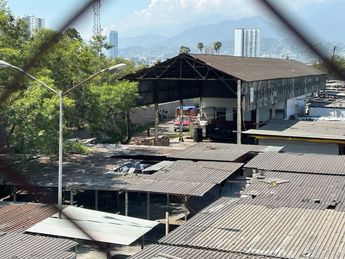 Presencia de la Policía de Monterrey dentro del Mercado Campesino. | Pamela Villanueva