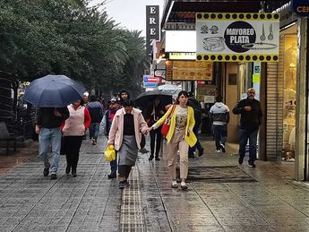 Frente frío afecta afluencia de compradores en tiendas de Monterrey / Alexandra Amao
