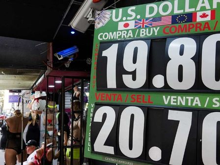 Desde las primeras horas del días, los bancos de México ponen el precio del dólar en pesos | Cuartoscuro