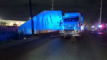 Un tráiler volcó tras ser embestido por un tren sobre la avenida Chocolate. | Leyda Estrada