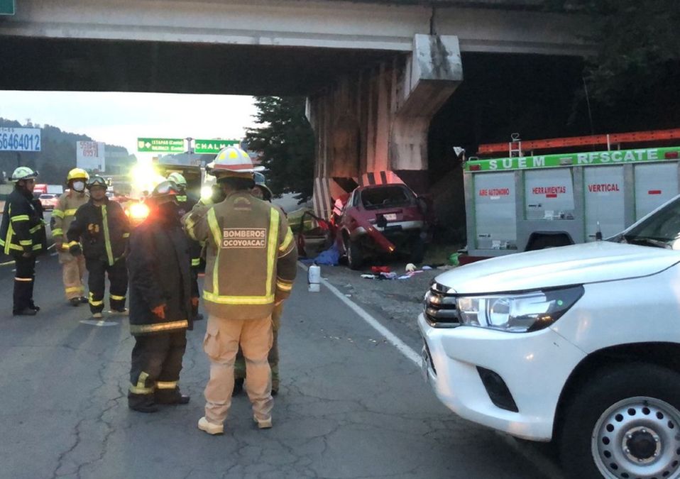 La camioneta se estrelló con un puente / Mario Rodríguez.