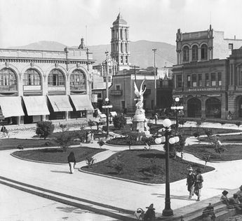 Plaza Manuel Acuña. Saltillo, circa 1920. Autor: Alejandro V. Carmona. Fototeca del Archivo Municipal de Saltillo.