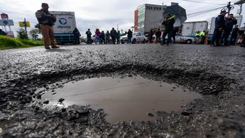 Vecinos en Edomex realizán protestas debido la falta de respuesta por parte de las autoridades por los problemas de baches | Cuartoscuro