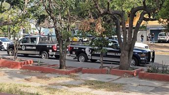 Luego del ataque el responsable se dio a la fuga. Policías y paramédicos auxiliaron a la mujer y al menor | Foto: Juan Carlos Munguía