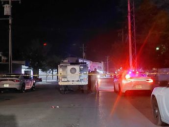 Paramédicos llegaron al lugar para confirmar la muerte del hombre no identificado. | Leyda Estrada
