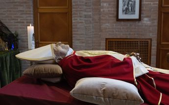 Cuerpo del papa emérito Benedicto XVI / AFP