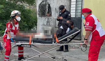Elementos de seguridad y socorristas acudieron al lugar tras el reporte de personas lesionadas en el sector.