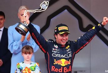 Checo Pérez con el trofeo del primer lugar del Gran Premio de Mónaco / @F1