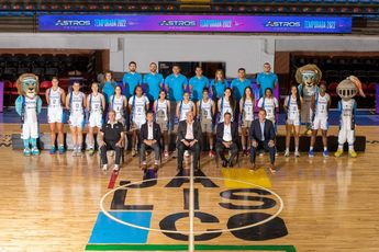 Astros de Jalisco Femenil junto al gobernador Enrique Alfaro. / Cortesía